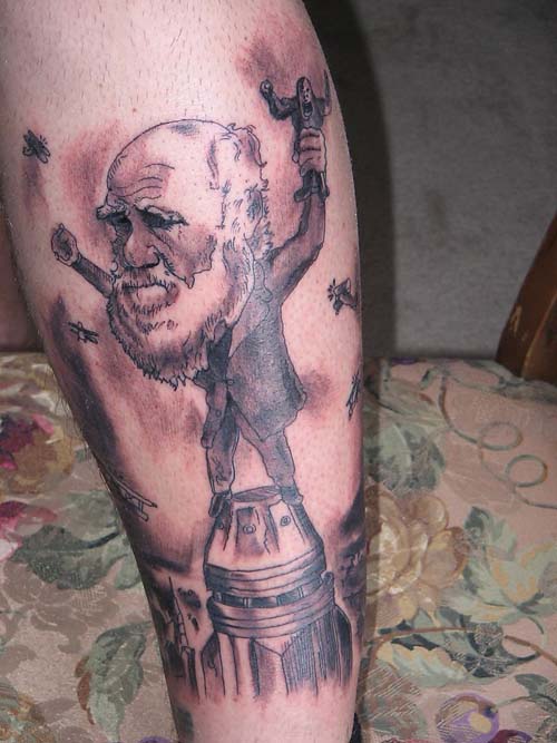So the tattoo owner try to immortalizes Charles Darwin and King Kong.