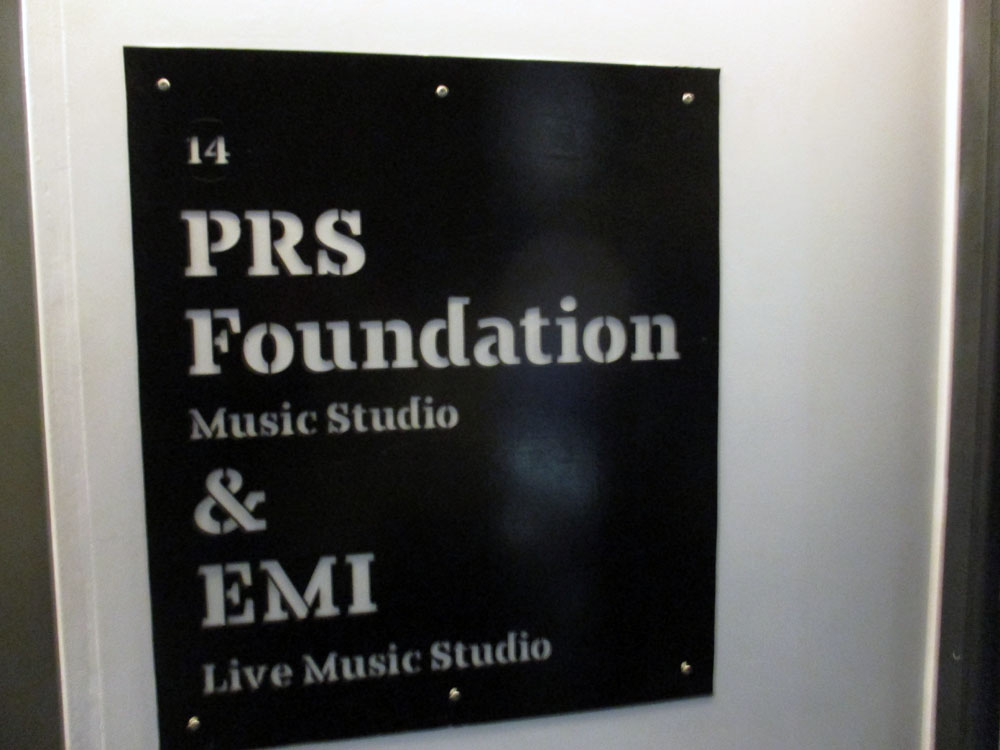 Sign di tembok PRS & EMI