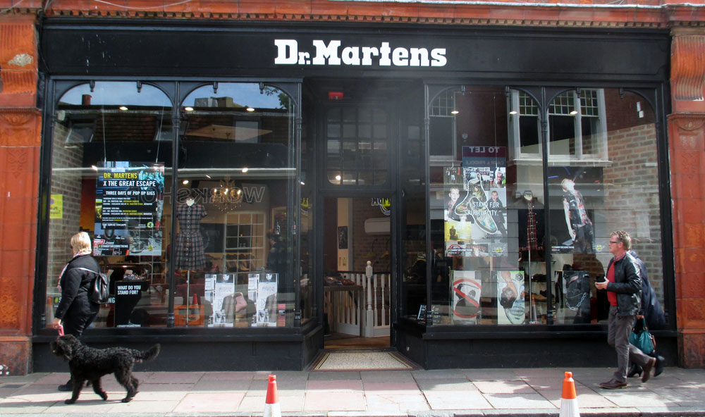 Toko Dr. Martens di Brighton. Koleksinya ngga kalah dengan yang di Covent Garden, London.