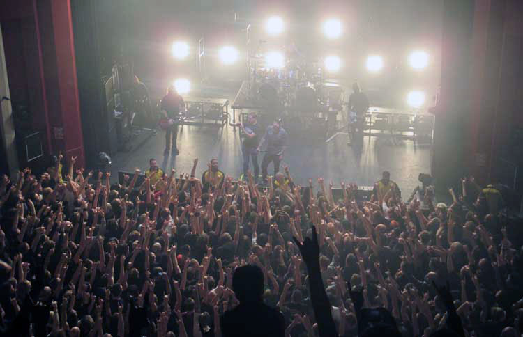 Suasana sebelum lagu "Only For The Weak" dimulai.